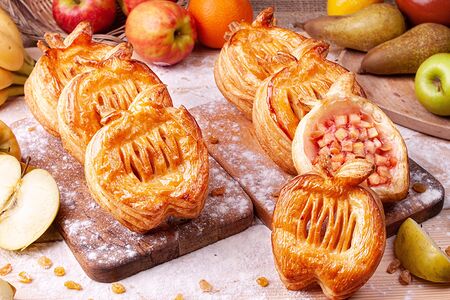 Слойка с яблоком