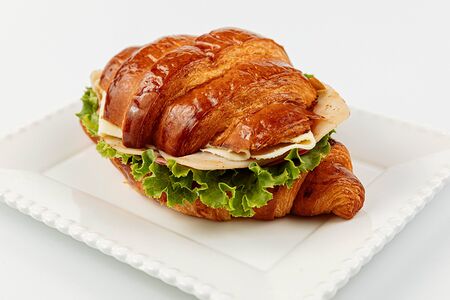 Круассан с пастрами из индейки, моцареллой, зеленью и соусом Тартар