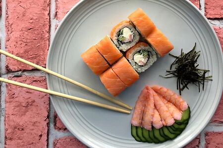 Ролл копчёный лосось и креветка