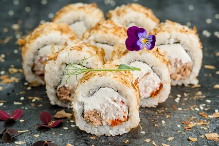 Бонито с крабом и жареным лососем