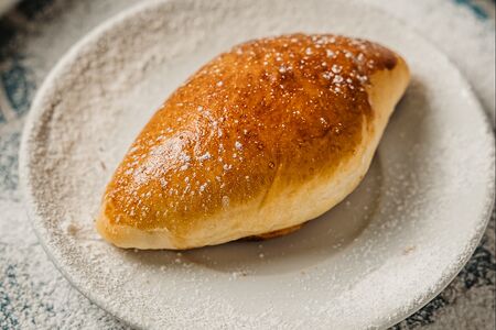 Пирожок с капустой и яйцом