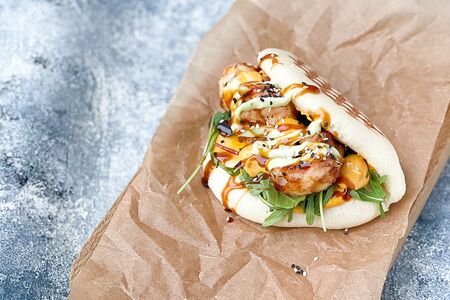 Паровая булочка Бао с креветкой и соусом васаби