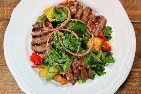 Теплый салат с говядиной и печеными овощами