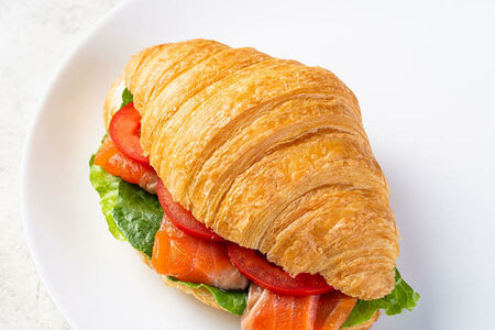 Круассан с лососем