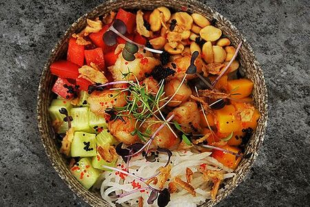 Поке с креветками, манго и арахисом