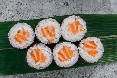 Ролл с лососем