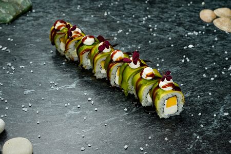 Филадельфия с авокадо и манго