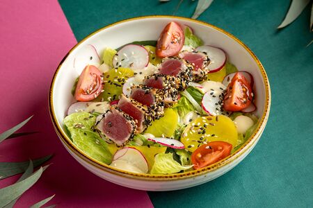 Салат с тунцом