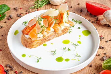 Брускетта с лососем и сыром креметте