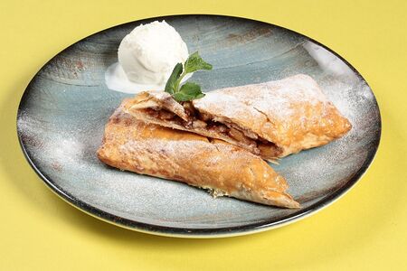 Штрудель с яблоком и корицей