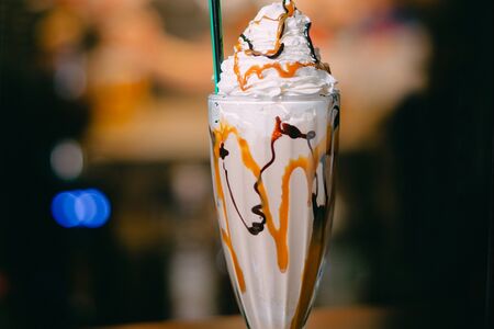 Коктейль молочный малиновый