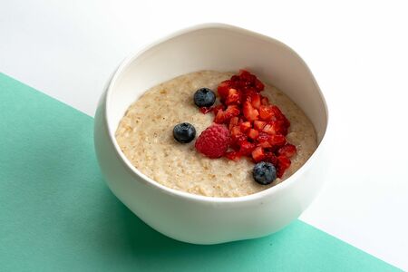 Каша овсяная с лесными ягодами