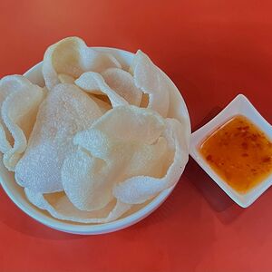 Чипсы креветочные в специях с чили-соусом