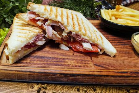 Сэндвич пшеничный с курицей и беконом