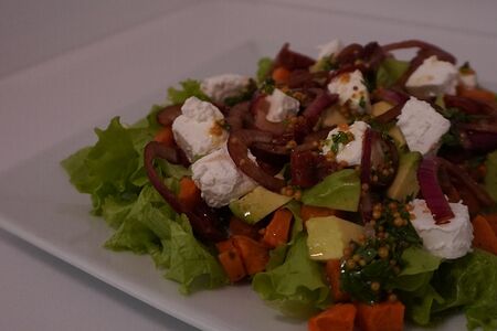 Салат с авокадо и бататом