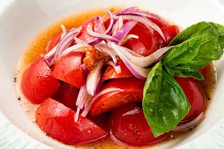 Салат из сладких узбекских томатов с красным луком