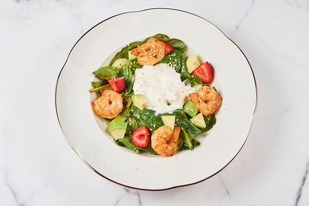 Салат с креветками, страчателлой и трюфельным маслом