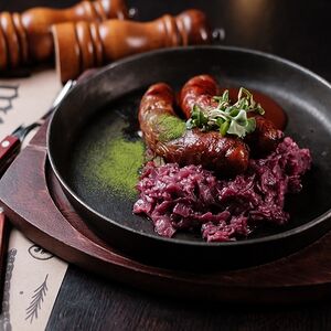 Колбаски из оленины с тушеной красной капустой