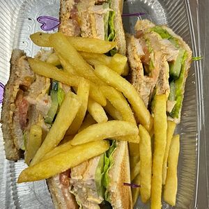 Сэндвич-клаб с картофелем фри