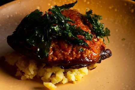 Свиные ребра BBQ с толченым картофелем и домашним лечо