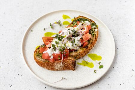 Брускетта с томатами и страчателлой