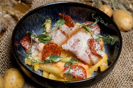 Картофель фри с копченой грудинкой и чипсами из пеперони