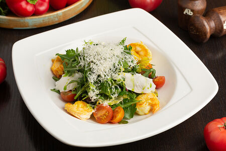 Салат с жареными креветками и овощами гриль