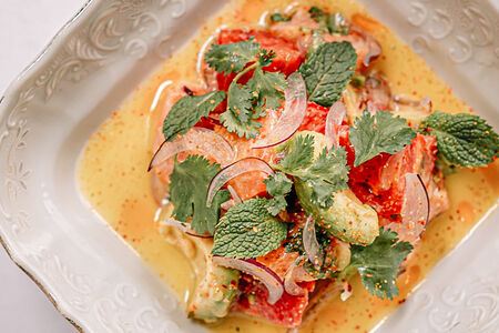 Тартар из лосося с авокадо и юдзу