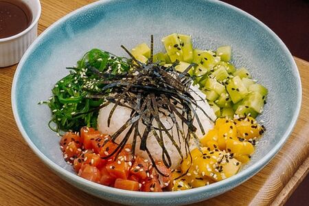 Поке с семгой, манго и чуккой