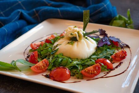 Буррата с помидорами и базиликом