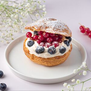 Профитроли с заварным кремом и ягодами