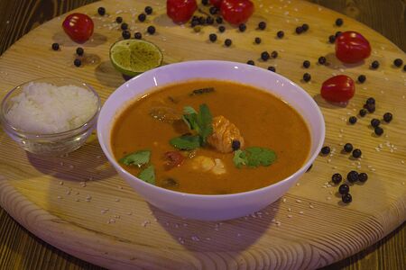 Суп Том ям с лососем и креветками