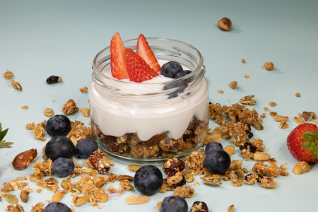 Гранола с йогуртом и ягодами