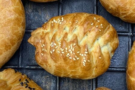 Пирожок с яйцом и зелёным луком