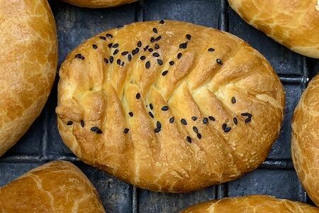 Пирожок с жареной капустой