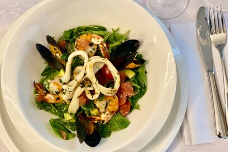 Салат Ла Маре с теплыми морепродуктами