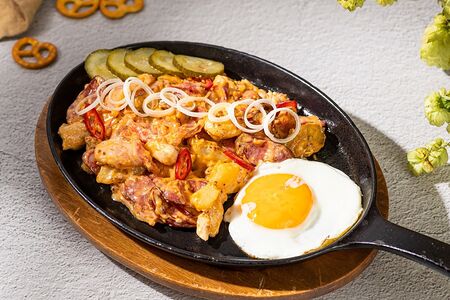 Горячая сковородка с охотничьими колбасками