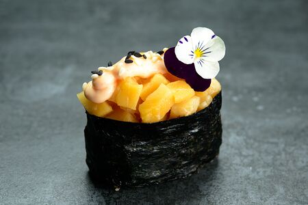 21. Гункан с масляной рыбой спайси