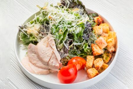 Салат Цезарь с курицей