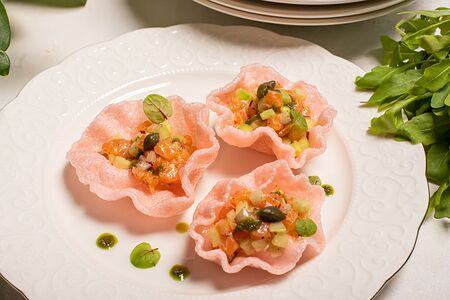 Севиче из свежего лосося и огурца под манговым соусом, на креветочных чипсах