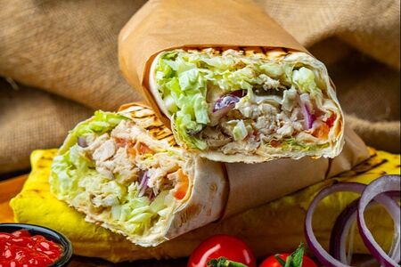 Большая шаурма с сыром и курицей