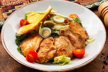 Салат Цезарь с курицей