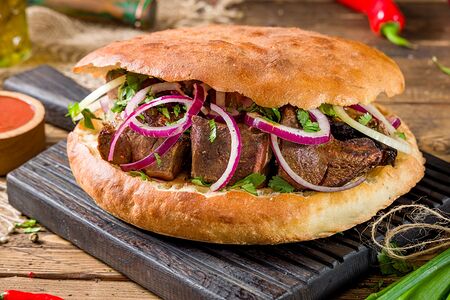 Шашлык из говяжьей печени в хлебе