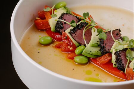 Татаки из тунца в нори с пряным печеным перцем и авокадо