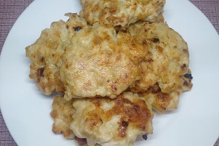 Рубленые куриные котлеты с жареным луком