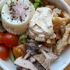 Салат с яйцом пашот