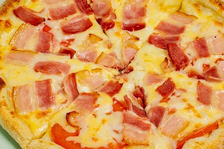 Пицца с беконом и томатами