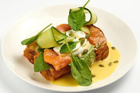 Яйцо Бенедикт с семгой, авокадо и шпинатом
