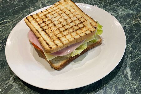 Сэндвич с сыром и ветчиной от шефа