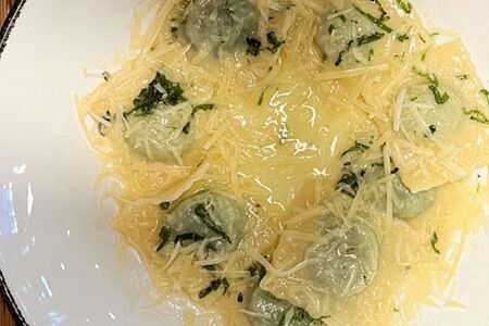 Равиоли со шпинатом в соусе аль бурро с шалфеем